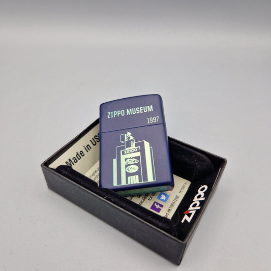 Zippo Feuerzeug 60003420	Museum Opening 1997	D16	Lighter - ungezündet
