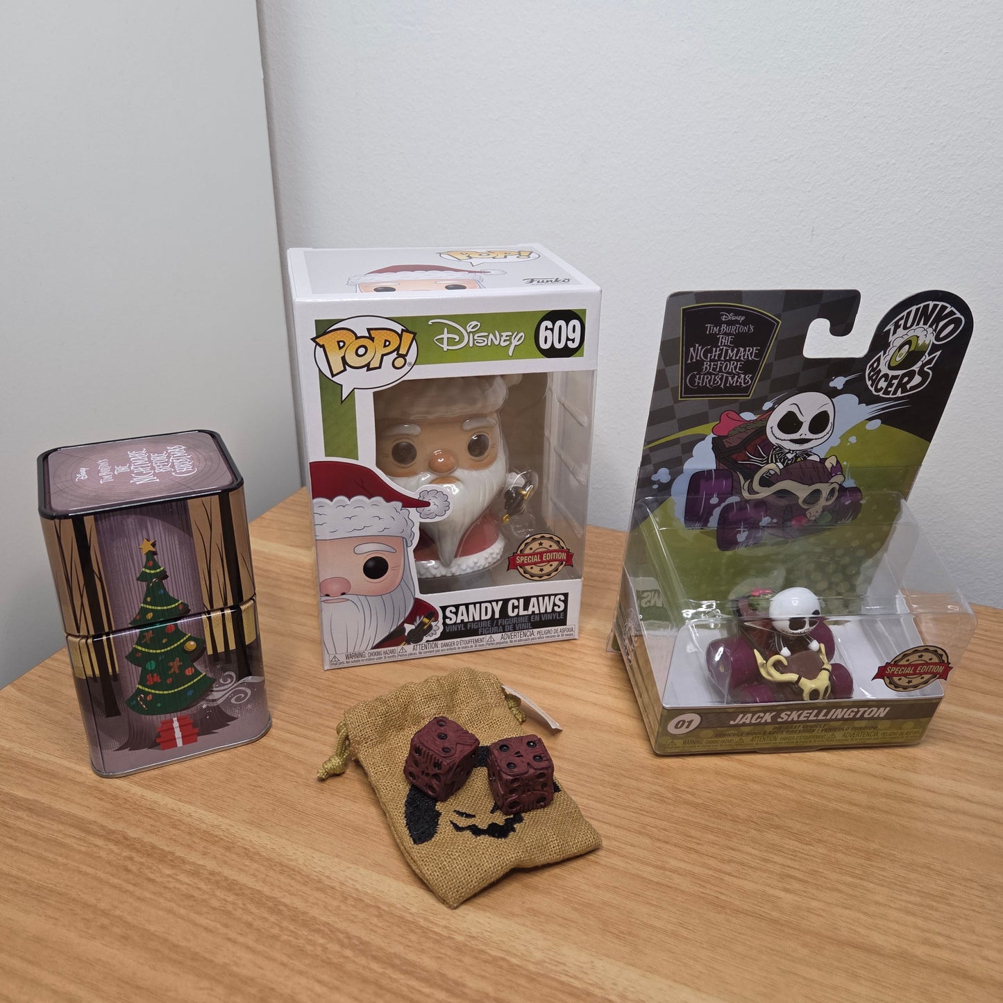 Funko Pop! The Nightmare before Christmas - Christmas Box mit Santa Claws Figur, Funko Racer und mehr