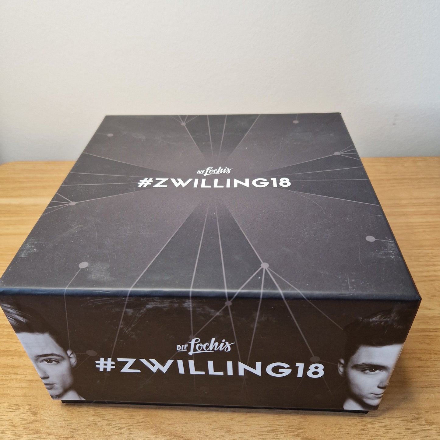 Die Lochis - #zwilling18	Deluxe Box	unvollständig