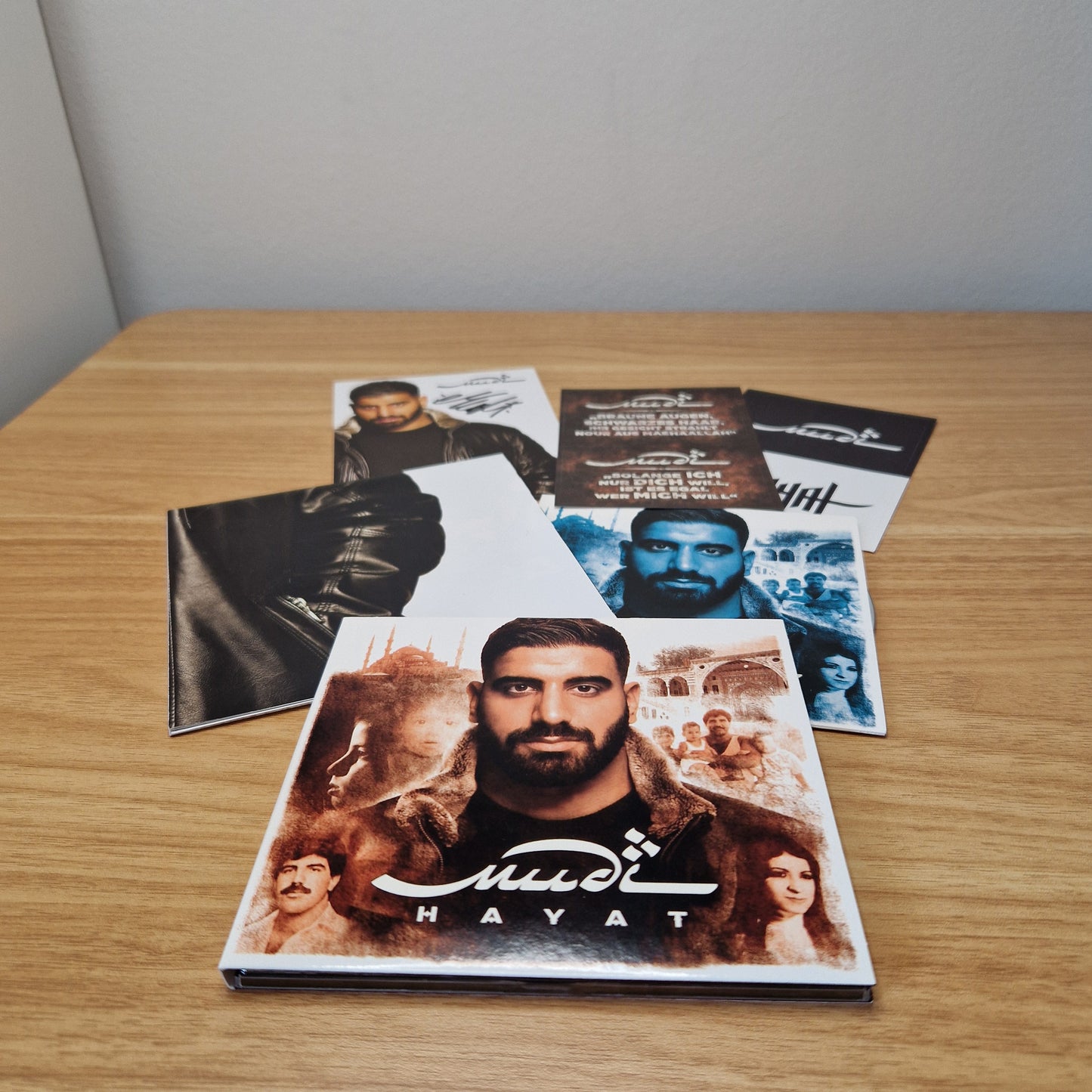 Mudi - Hayat	Fan Box	T-Shirt fehlt