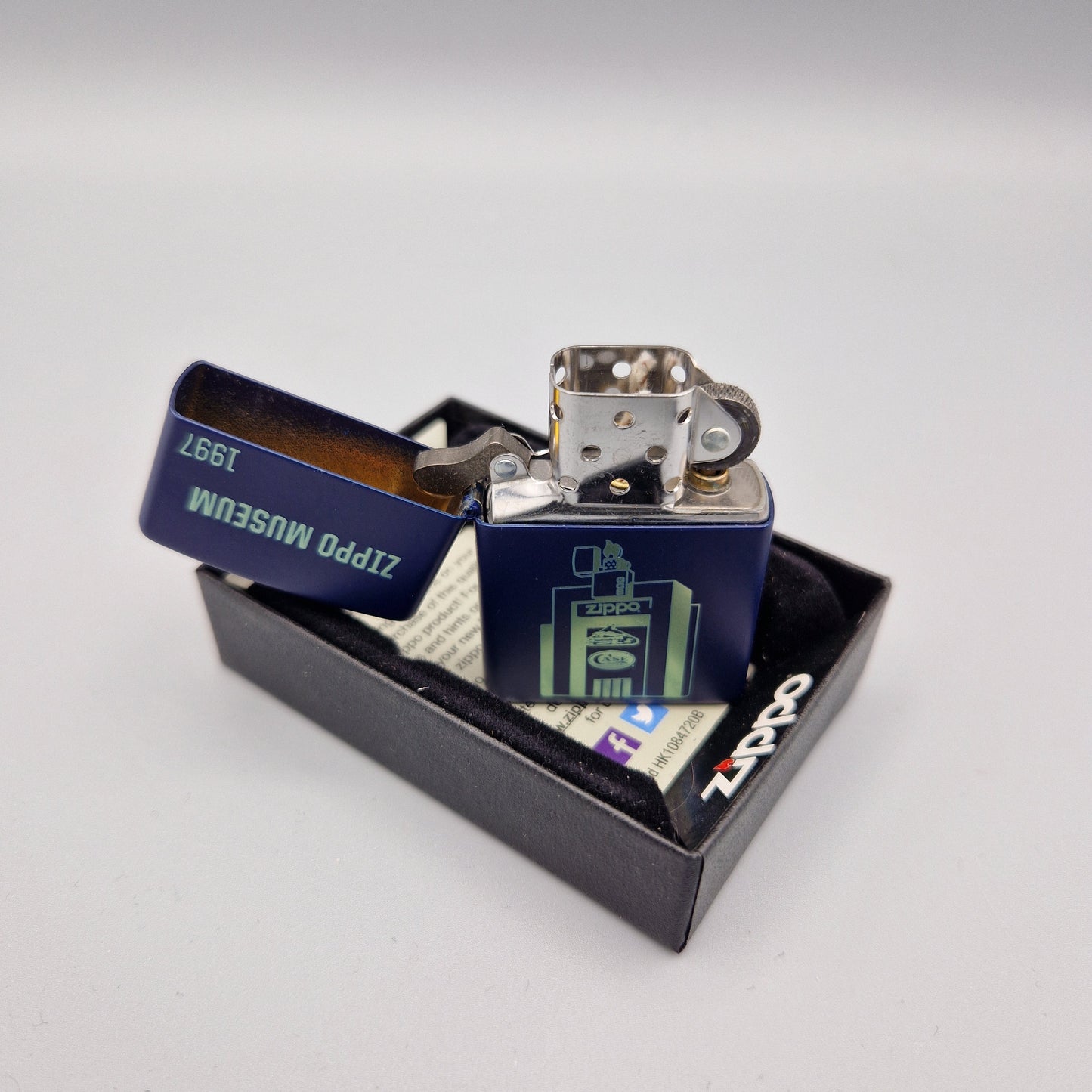 Zippo Feuerzeug 60003420	Museum Opening 1997	D16	Lighter - ungezündet