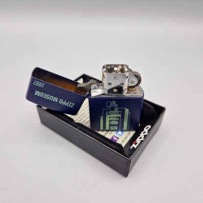 Zippo Feuerzeug 60003420	Museum Opening 1997	D16	Lighter - ungezündet