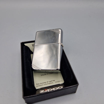 Zippo Feuerzeug 60003886	Reveler	K17	Lighter - ungezündet