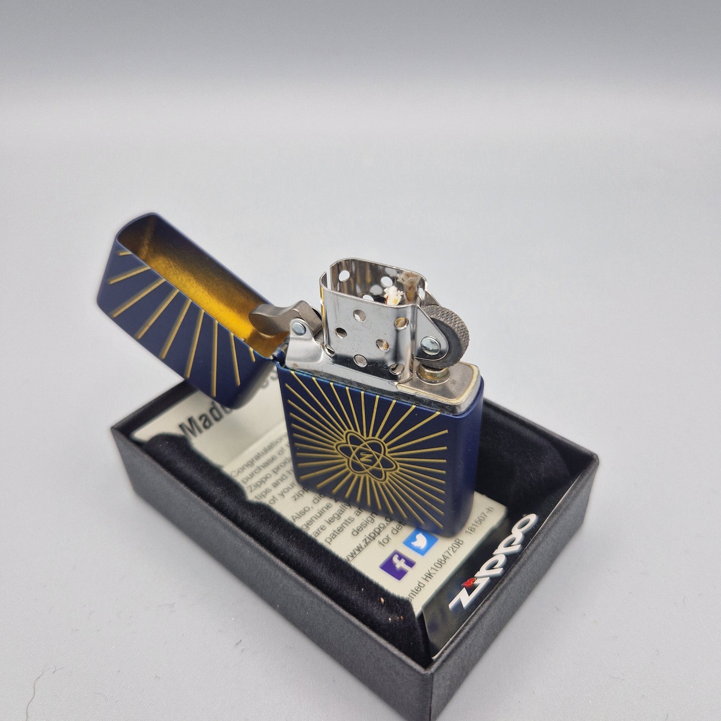 Zippo Feuerzeug Atomic Age	D16	Lighter - ungezündet