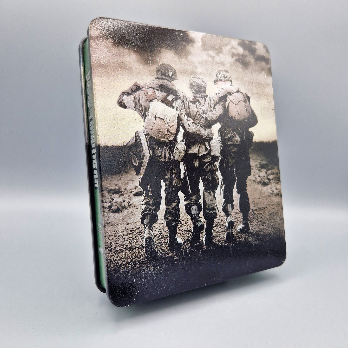 Band of Brothers	Tin Box Set	Blu-Ray -	Mehrere kleine Dellen und Kratzer