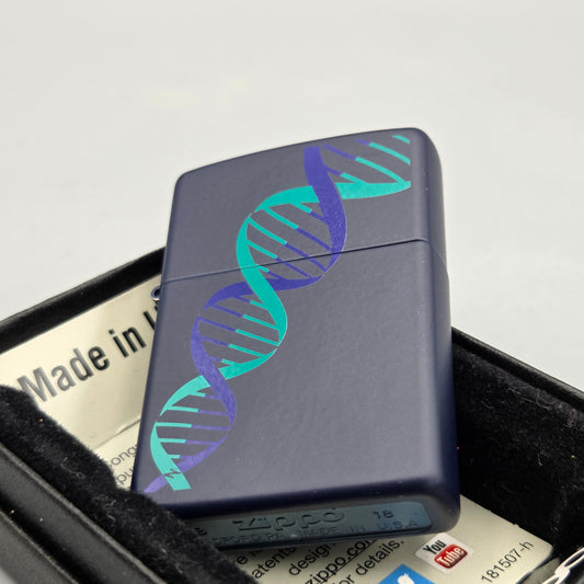 Zippo DNA		Feuerzeug	Lighter - ungezündet, inkl. Schachtel
