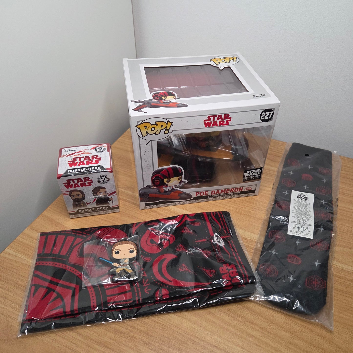 Funko Pop! Star Wars	Smuggler's Bounty	Set mit Poe Dameron with X-Wing, Socken und mehr