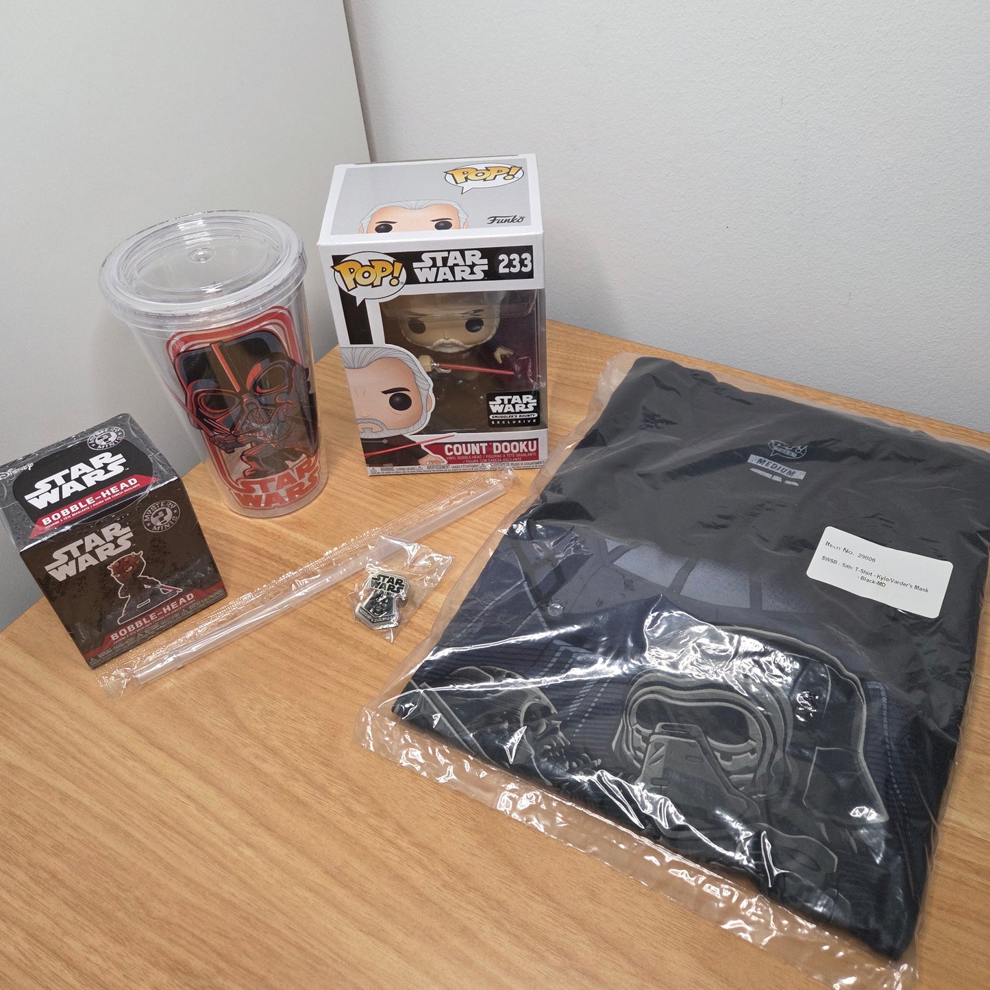 Funko Pop! Star Wars	Smuggler's Bounty	Set: Count Dooku Figur, T-Shirt Gr. M und mehr